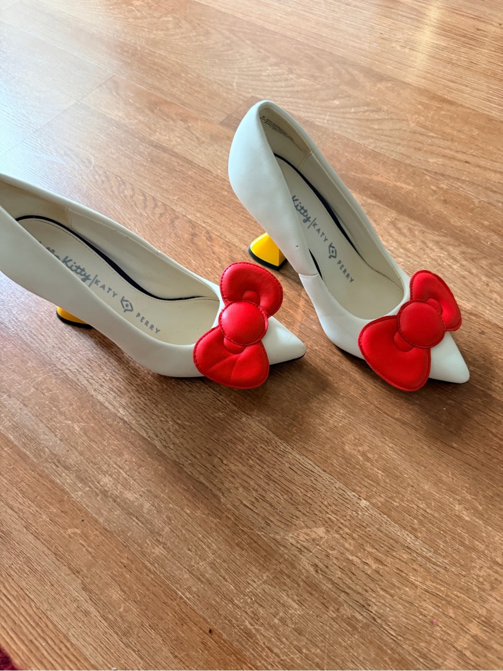 Hello kitty X Katy Perry Collections Bow Heel pumps size 7.5